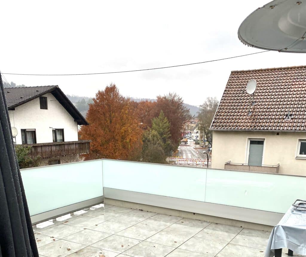 Geländer aus Edelstahl und Glas an einem Balkon