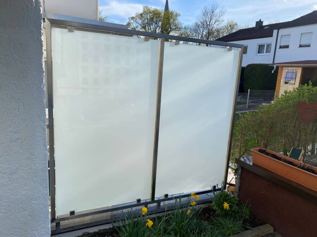 Sichtschutz aus Glas und Granit