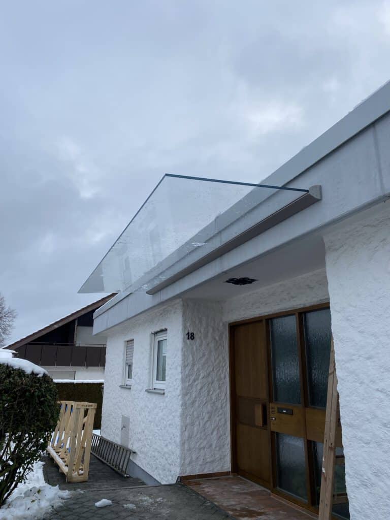 Vordach mit Glas und Edelstahlträgern