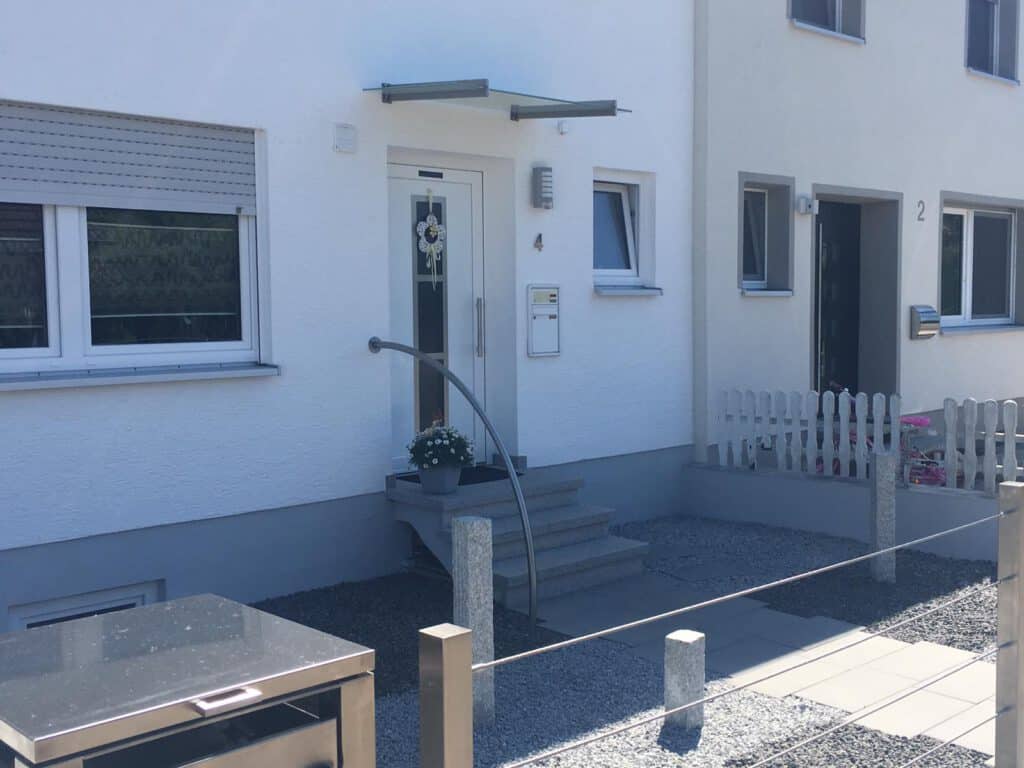 Weiteres montiertes Vordach